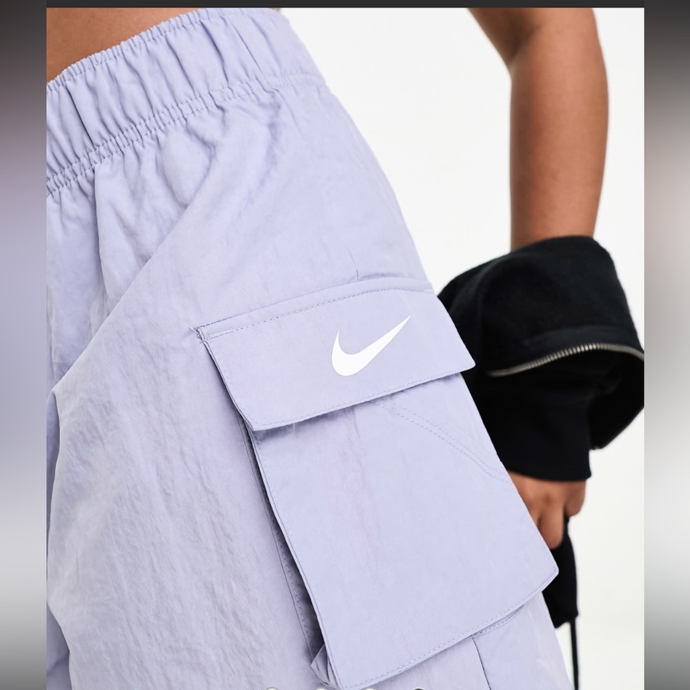 Nike Essential Woven Nylon Lightweight Cargo Shorts Purple Women’s Size Small.